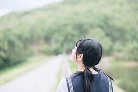 亚洲日本学校女孩服装的肖像看公园户外电影复古风