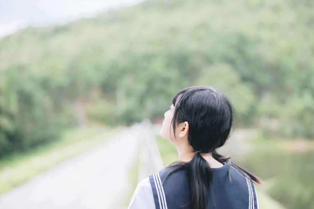 亚洲日本学校女孩服装的肖像看公园户外电影复古风 亚洲日本学校女孩服装的肖像看公园户外电影复古风