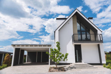 帶車庫的漂亮房子