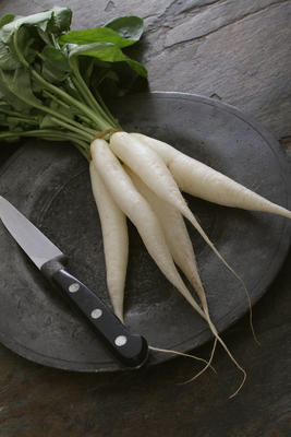 桌上放著新鮮的白蘿卜