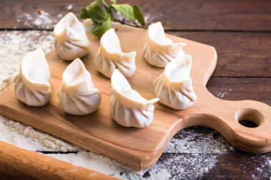 水餃烹調(diào)在板和木背景, 國家俄國菜, vareniki