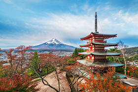 日本富士山和 Chureito Pagoda 在秋天的时候，日出。这座塔是景观的在新仓浅间神社，游客可以看到富士山从全景，富士山最著名之