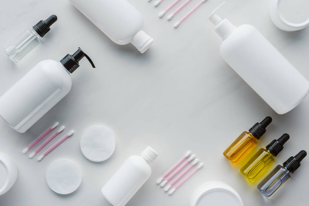 白色桌面上的奶油、天然油脂和棉签的顶级视图, 美容理念