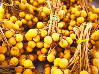 水果概念。许多龙眼是在一个藤篮出售在超级市场。选择性聚焦和复制空间