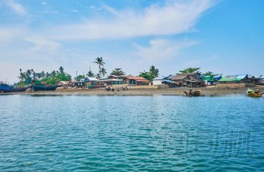 河的貧民窟和棚屋, 位于 Kangy 河口岸, 僅次于緬甸孟加拉灣