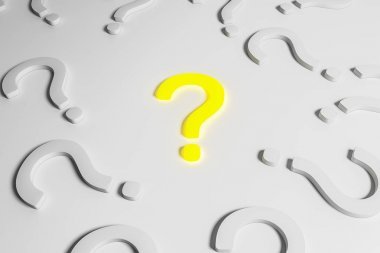 發(fā)光黃色問號在白色問題標記之間在白色背景。問正確問題的概念。3d 渲染模擬