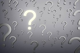 灰色问题标记之间的发光问号在灰色背景。问正确问题的概念。3d 渲染模拟