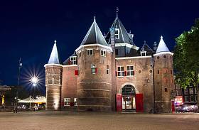 De Waag (称房子) 在阿姆斯特丹在晚上, 荷兰