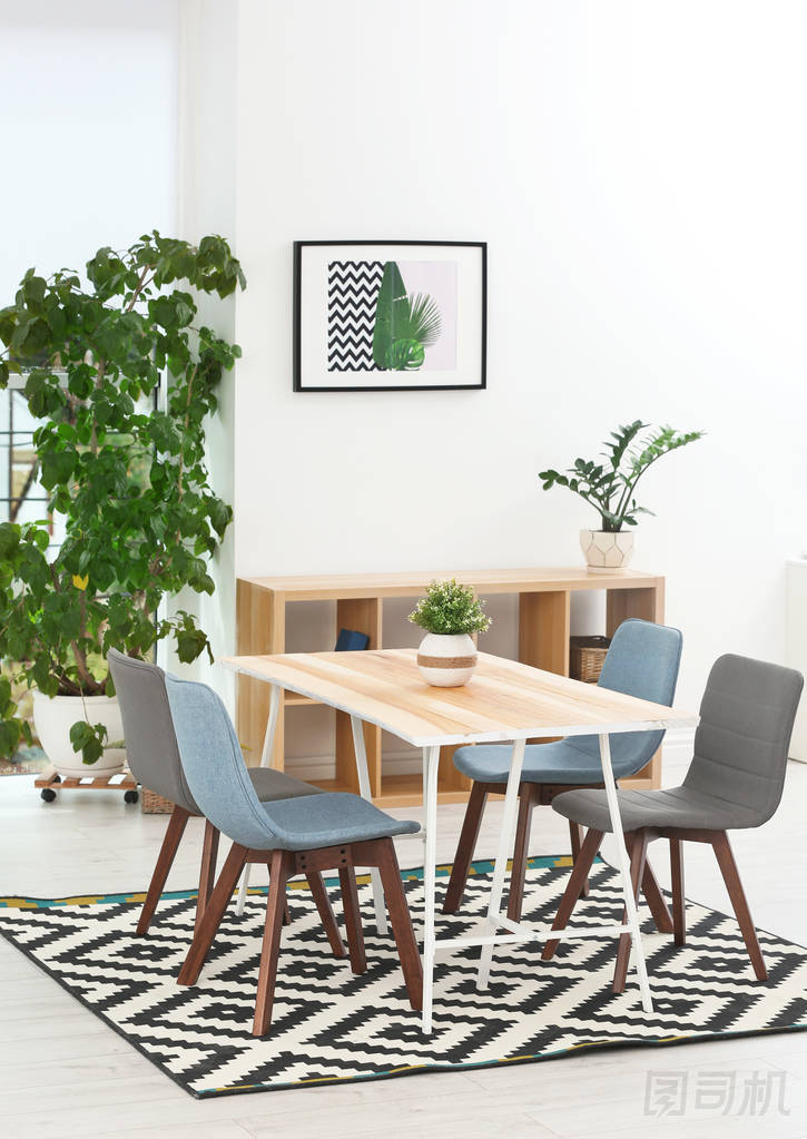 時尚的餐廳內飾。家居設計理念