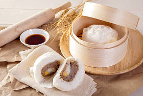 木桌蒸猪肉饺子图片