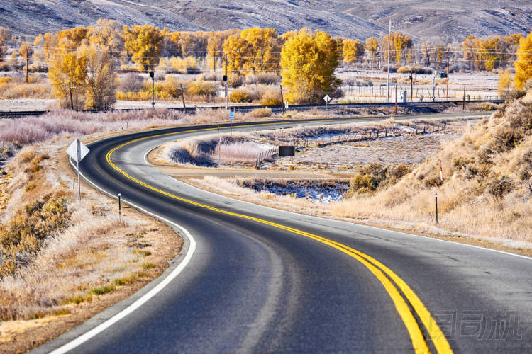 在科羅拉多州的蜿蜒公路在秋季, 美國