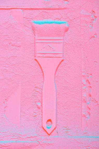 粉紅色粉末紋理中漆刷形狀的頂部視圖