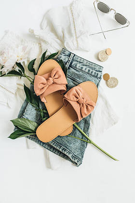 女性时尚背景与白色牡丹花, 拖鞋, 太阳镜, 耳环, 短裤, t恤衫。平躺, 顶部视图