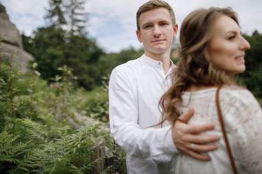 快乐的怀孕新娘和时尚的新郎摆出令人惊叹的景色