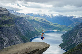 年轻人跳在边缘 Trolltunga。挪