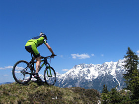 在阿尔卑斯山 mountainbiker