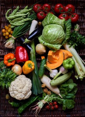 餐桌上擺放的新鮮蔬菜成分圖片