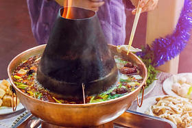 双味火锅桌上图片