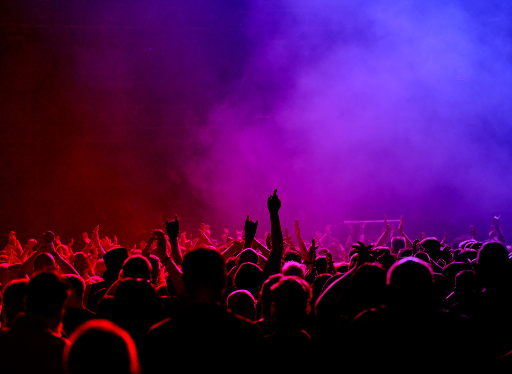 红、 粉红、 蓝灯及音乐会的人群