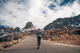 山上道路上的人的后视