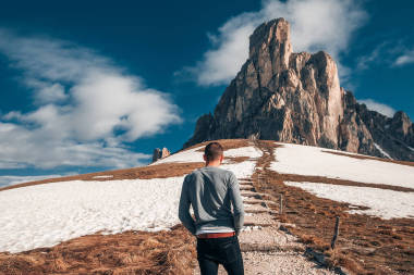 山上道路上的人的后觀圖片