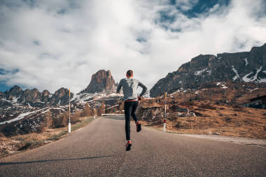 山上道路上的人的后視
