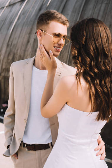 幸福典雅的新婚夫婦擁抱和看著對方在城