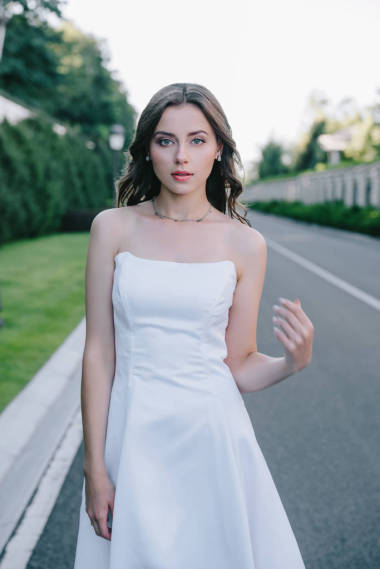 美丽的浪漫新娘在婚礼礼服摆在路上