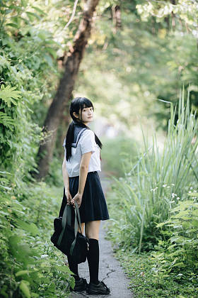 亚洲日本学校女孩服装的肖像看公园户外电影复古风