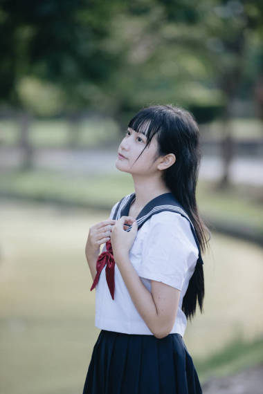 亞洲日本學校女孩服裝的肖像看公園戶外電影復古風