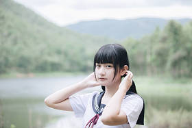 亚洲日本学校女孩服装的肖像看公园户外电影复古风