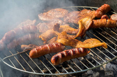 不健康但美味的烤香腸和肉