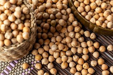 木桌上的黄豆图片