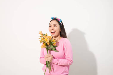 生活方式休閑國際婦女節(jié)概念。閉上可愛可愛的逗人喜愛的美麗的肖像迷人的漂亮的女人捧著花在白色背景上隔離
