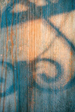 具有裝飾性陰影和自然光的舊木背景