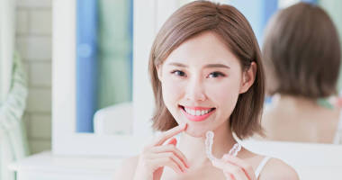 關(guān)閉的女人微笑著與無形的大括號(hào)愉快