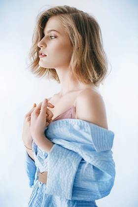 美丽的年轻女子，化妆时尚蓝色衣服的肖像