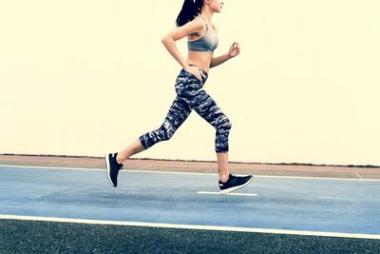 白人婦女在賽道上奔跑圖片