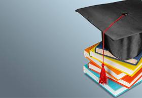 毕业的帽子和一摞书 照片