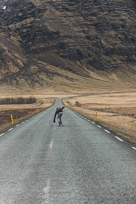 滑冰者旅行冰岛在他的长板照片