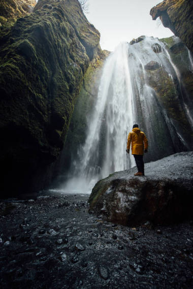 探索冰島的人。流浪探險家發(fā)現(xiàn)冰島自然奇
