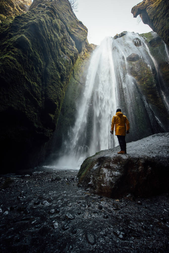探索冰島的人。流浪探險家發(fā)現(xiàn)冰島自然奇