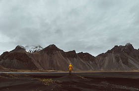 流浪探险家发现冰岛自然奇观。Stokksens Vestrahorn