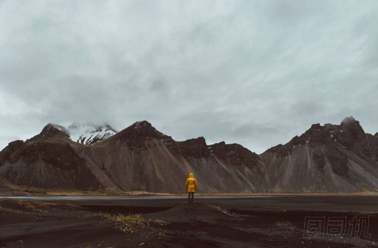 流浪探險家發(fā)現冰島自然奇觀。Stokksens Vestrahorn