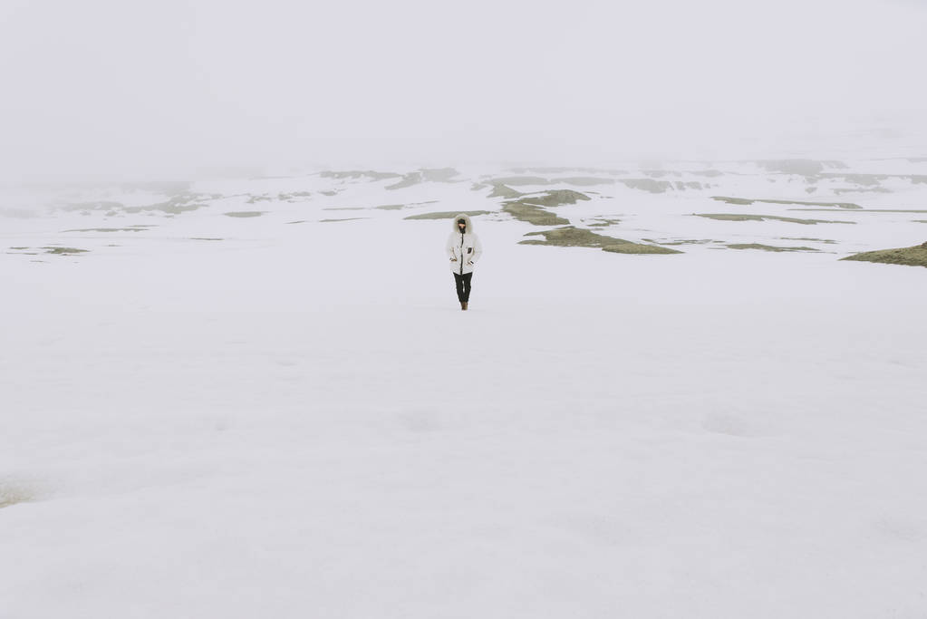 流浪探险家发现冰岛自然奇