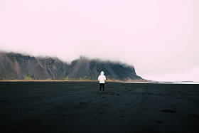 流浪探险家发现冰岛自然奇观图片