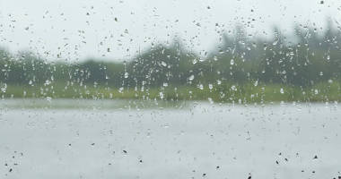 窗外下雨的窗口視圖