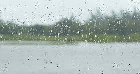 窗外下雨的窗口视图