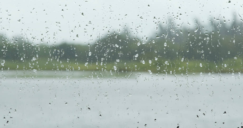 窗外下雨的窗口视图