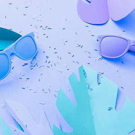 带有热带棕榈树叶的太阳镜, 上面有粉彩蓝色背景的纸